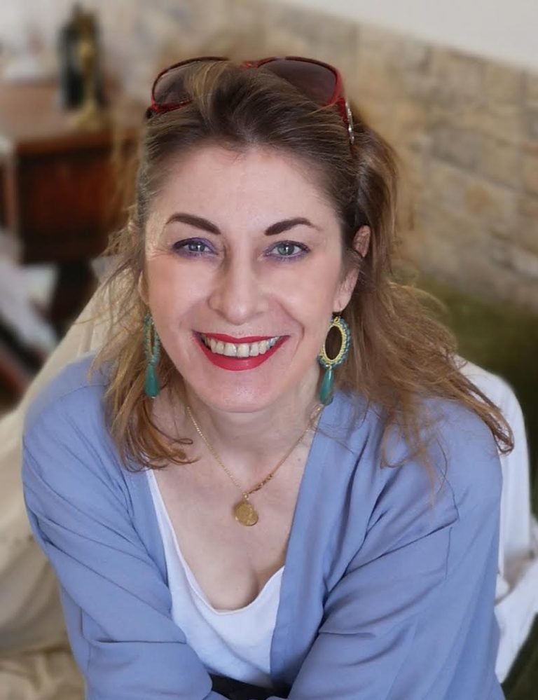 scopri l'incanto della poesia di elena piccinini in 'poesia tra vetro e memorie', un viaggio emotivo attraverso le parole che riflettono sulla fragile bellezza della vita, tra ricordi e delicatezza. un'opera che invita alla riflessione e all'introspezione.