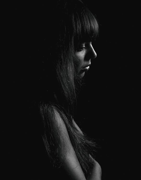 scopri il mondo poetico di elena piccinini, dove il vetro diventa simbolo di fragilità e bellezza. attraverso le sue parole, esplora le memorie che si intrecciano con le emozioni, in un viaggio che riflette sull'identità e sull'esistenza.