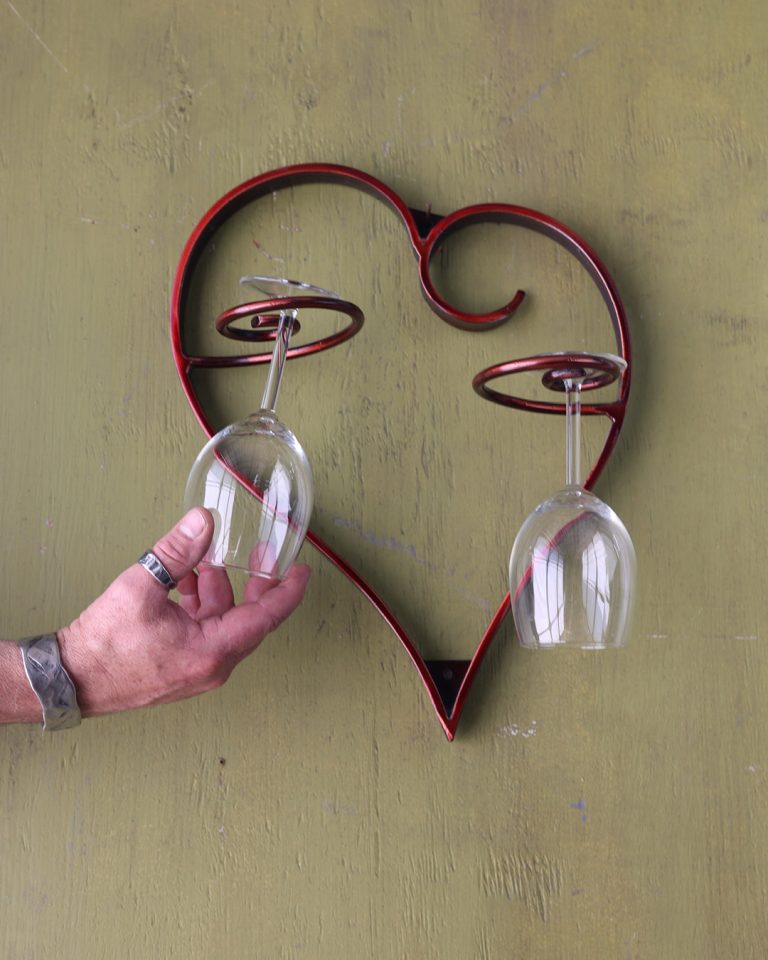 scopri l'affascinante connessione tra vino e metal, un viaggio sensoriale che unisce la passione per la musica e il piacere del buon vino. un'armonia di gusti e sonorità che entusiasmerà i veri amanti del rock e del buon bere.