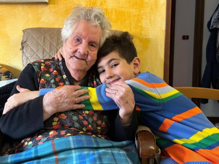 scopri la storia toccante di nonna clara e i suoi anni pieni di saggezza, tradizioni e ricordi di famiglia. un viaggio nella memoria tra affetti e vita quotidiana.