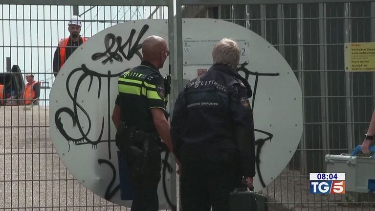 ultime notizie sui tifosi fermati a napoli: scopri i dettagli sull'operazione di polizia, le motivazioni e le ripercussioni per la sicurezza durante le partite.