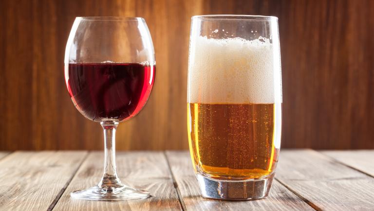 scopri il mondo di birra e vino: storie, degustazioni, abbinamenti e consigli su come scegliere le migliori etichette italiane e internazionali.