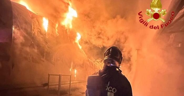 intervento tempestivo dei vigili del fuoco ha evitato un disastro, garantendo la sicurezza e proteggendo vite e propriet&agrave;.