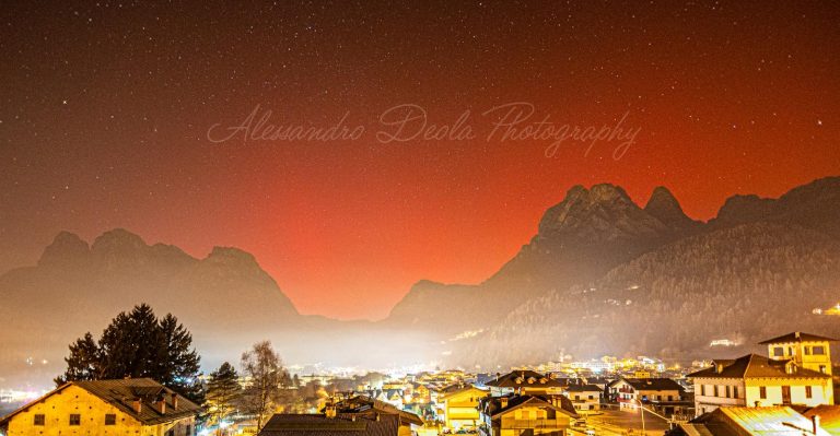 scopri l'incanto dell'aurora boreale attraverso l'obiettivo di manuel conedera, un viaggio visivo tra luci e colori nel cielo artico.